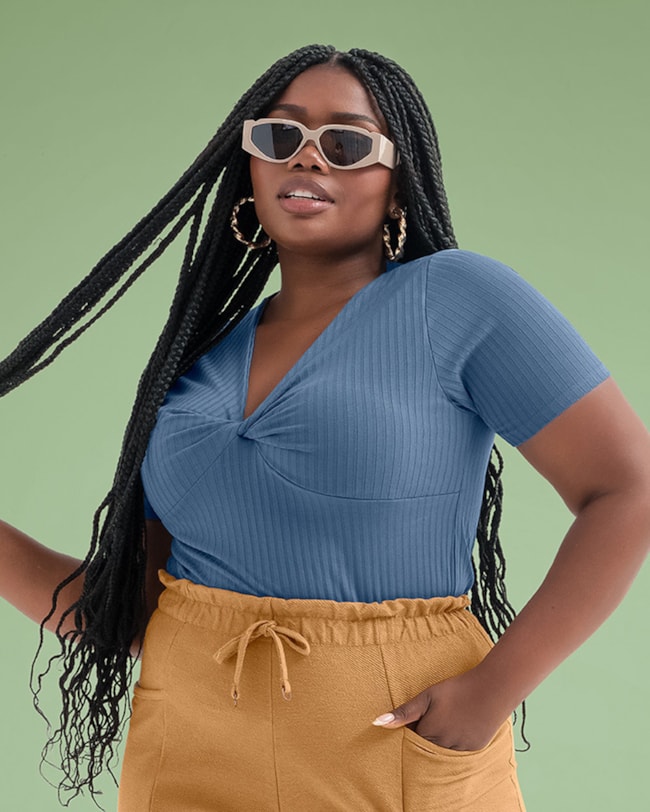 Blusa Canelada com Torção no Decote Cereja Curves-59ebf189-7ada-4ea2-8cc4-3a8d5cb7b431