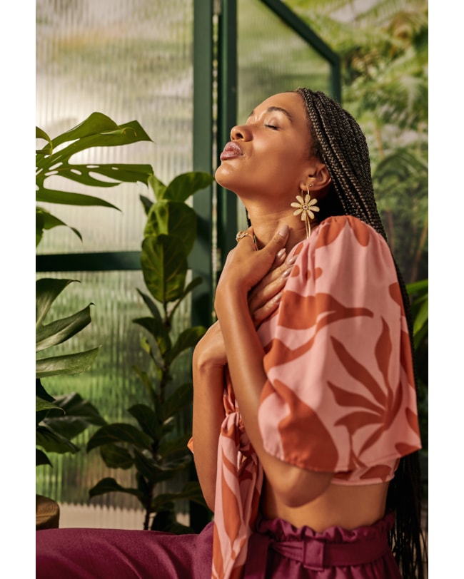 Blusa Cropped Estampada com Amarração Cereja Rosa-29473982-2f66-4202-9849-166788f35a57