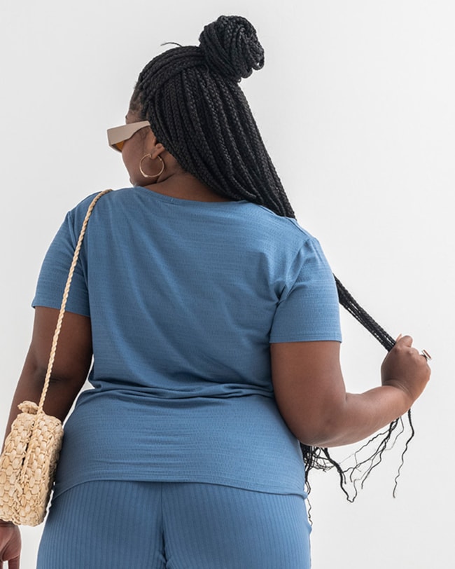 Blusa Decote V em Viscose Cereja Curves-c53260db-d1de-4ff2-acbc-8242db5a3b8c