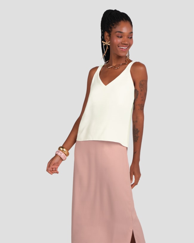 Blusa Feminina Cereja Rosa em Tecido Crepe Decote V Branco-252fe649-91fd-47f5-a239-4845da537ced