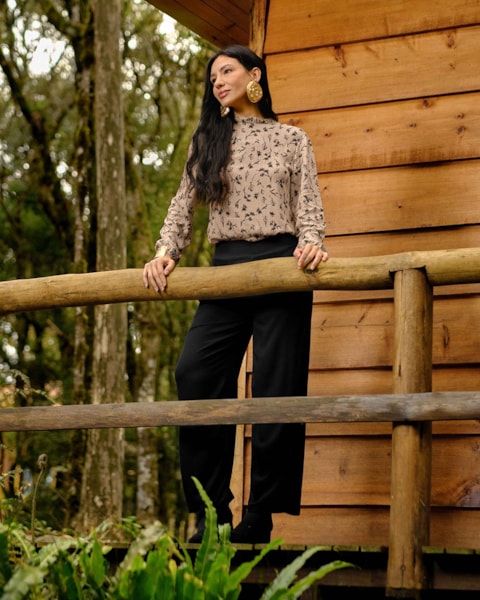 Blusa Feminina Estampada Manga Longa em Viscose - Cereja Rosa - Bege