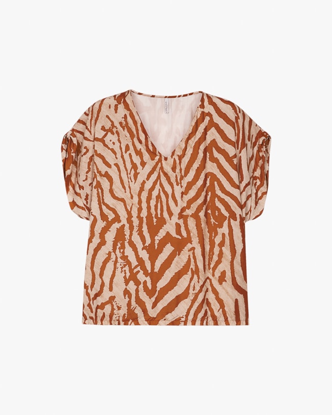 Blusa Feminina Plus Size em Viscose Estampada - Cereja Rosa - Bege-faf566c1-836d-44f3-b3df-3f04234e203c