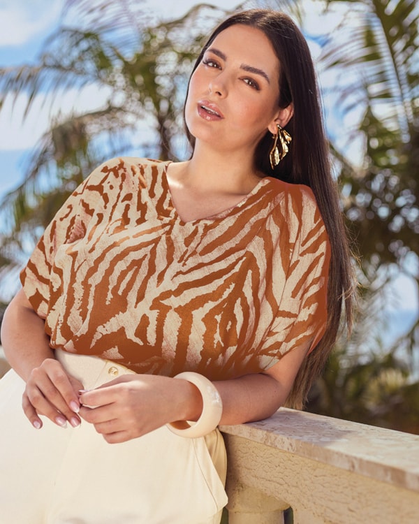 Blusa Feminina Plus Size em Viscose Estampada Cereja Rosa Bege