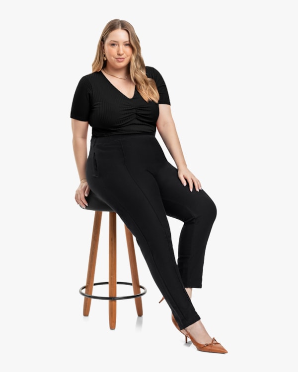 Blusa Plus Size Canelada com Decote Franzido - Cereja Rosa - Preto