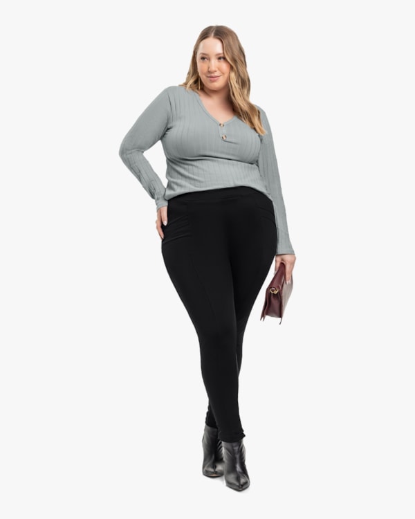 Blusa Plus Size Canelada com Decote V e Botões - Cereja Rosa - Cinza
