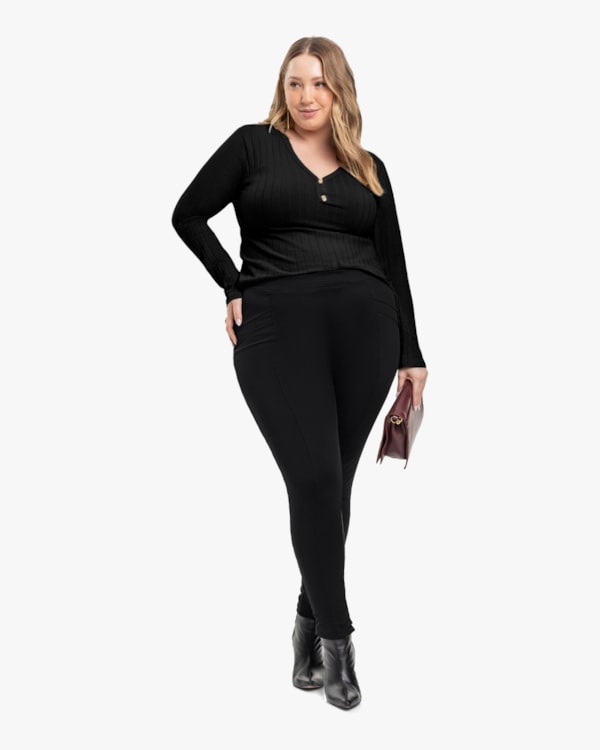 Blusa Plus Size Canelada com Decote V e Botões - Cereja Rosa - Preto