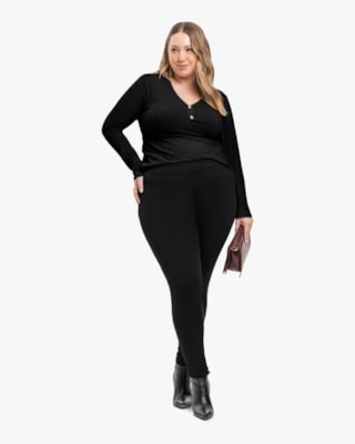 Blusa Plus Size Canelada com Decote V e Botões - Cereja Rosa - Preto-G