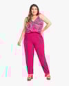 Calça Cenoura Plus Size em Tecido Crepe Cereja Rosa-815f5dee-36c7-454a-8d17-cf53f94c1904