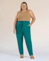 Calça Cenoura Plus Size em Viscose - Cereja Rosa - Miami-6d1ad956-6779-404a-b65e-475f9062a87a