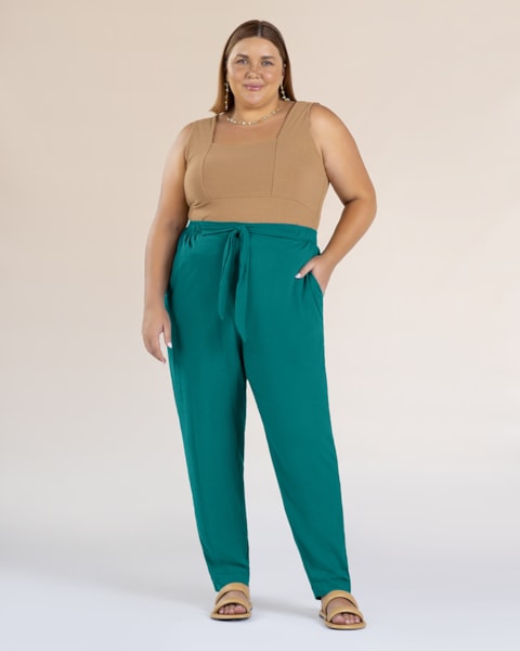 Calça Cenoura Plus Size em Viscose - Cereja Rosa - Miami