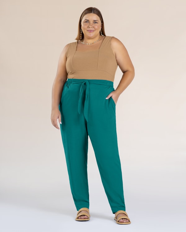 Calça Cenoura Plus Size em Viscose - Cereja Rosa - Miami