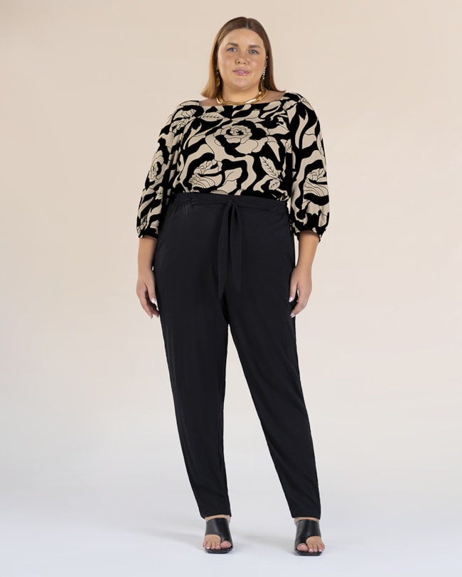 Calça Cenoura Plus Size em Viscose - Cereja Rosa - Preto-3be933e9-087c-421f-97e0-6bdde7de6edb