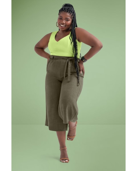 Calça Pantacourt em Tecido Cereja Curves