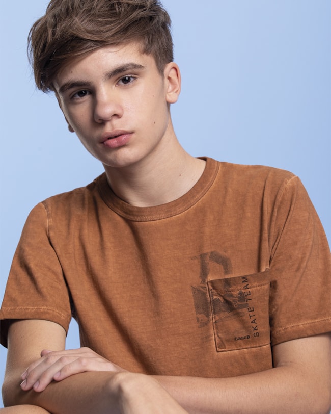 Camiseta em Meia Malha com Bolso Sobreposto Based-8d2d6f87-e65e-4e0e-8ef8-8c5d12db967d