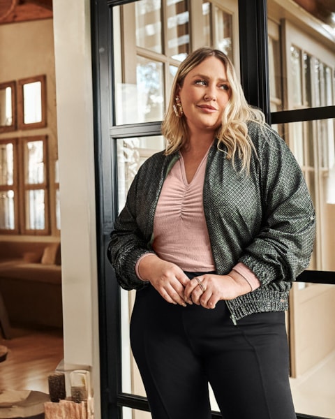 Jaqueta Feminina Plus Size Estampada em Malha Felpada - Cereja Rosa - Preto