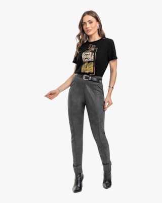 T-shirt Feminina com Estampa Metalizada em Meia Malha - Cereja Rosa - Preto
