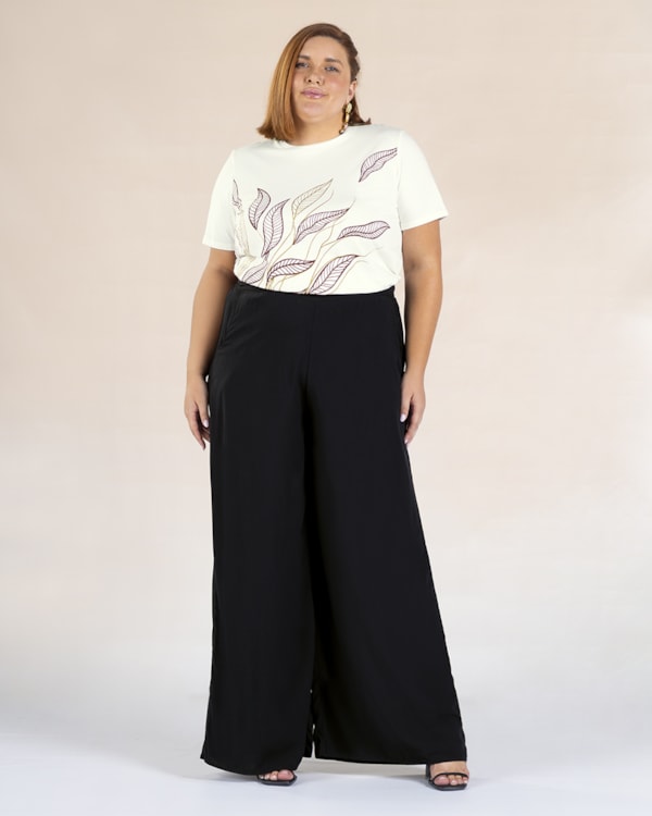 T-shirt Plus Size com Estampa Folhagens - Cereja Rosa - Natural