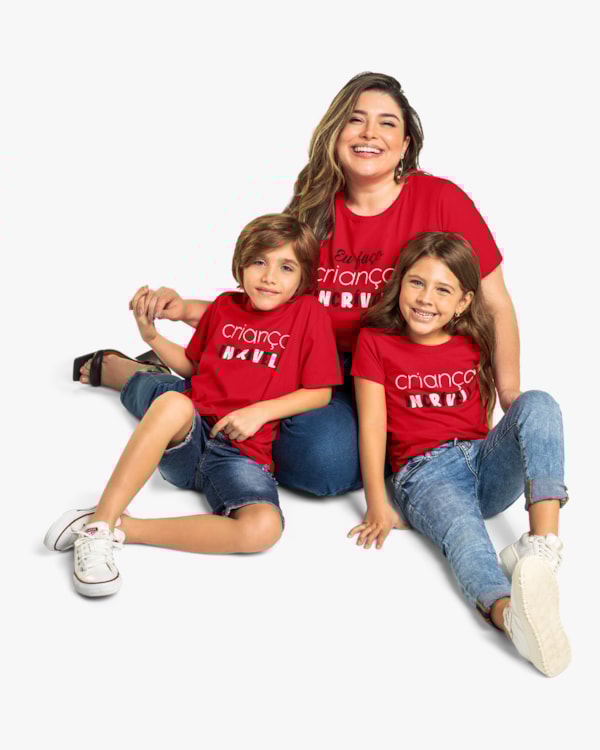 T-shirt Plus Size com Estampa Mãe e Filhos Cereja Rosa Preto