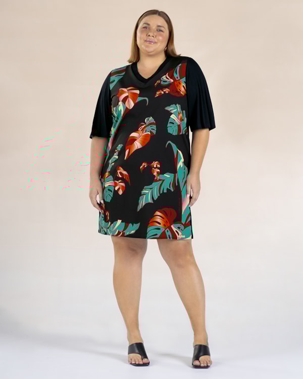 Vestido Curto Plus Size com Estampa Frontal - Cereja Rosa - Preto P