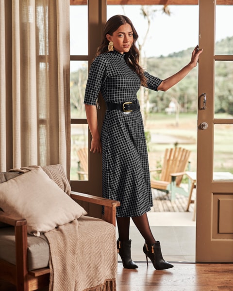Vestido Midi Estampado em Malha Felpada - Cereja Rosa - Preto