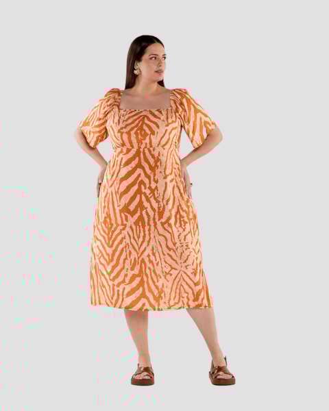 Vestido Midi Plus Size em Viscose Estampada - Cereja Rosa - Bege