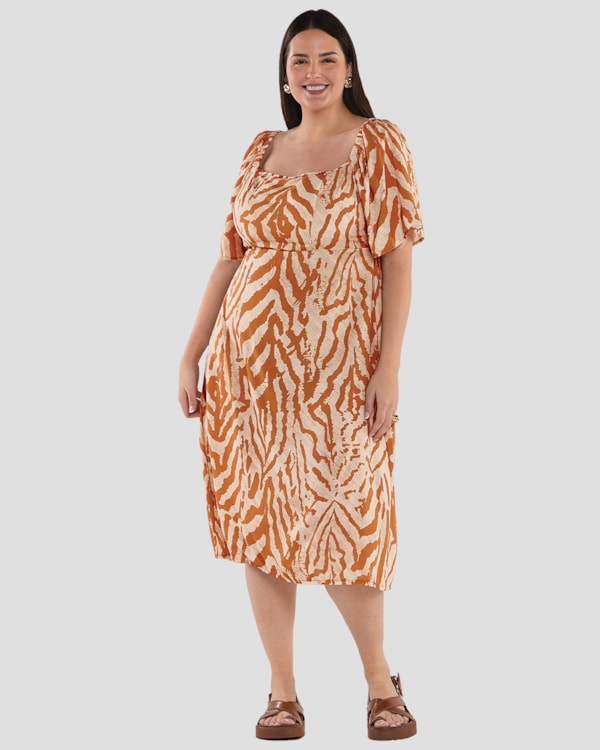 Vestido Midi Plus Size em Viscose Estampada - Cereja Rosa - Bege